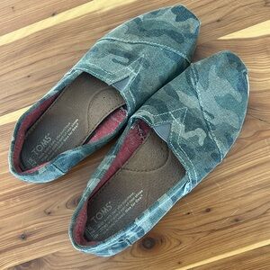 TOMS camo flats